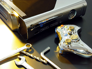 Illustration for article titled XCM Chrome Xbox 360, From Drab to Fab(ricated)